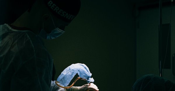 Comment s'appelle le premier système d'exploitation ?